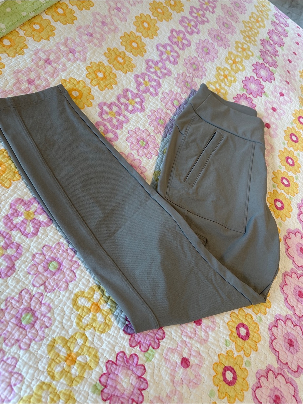 Athleta Headlands Hybrid Cargo Tight Taupe size 8